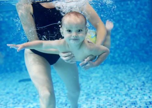 婴儿SPA游泳